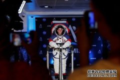 沐鸣测速地址美国宇航局展示了2024年月球任务的新宇航服