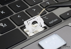 iFixit的16英寸MacBook Pro拆解了我们熟悉和喜爱的旧键盘