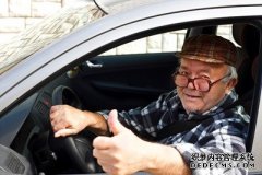 使用车载技术，老年司机可以在道路上停留更长时间