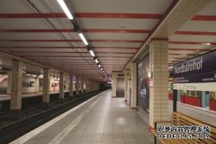 毕竟，柏林那些废弃的、灯光昏暗的“鬼屋”里有一种可怕的寂静