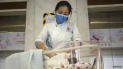 新的冠状病毒给孕妇带来了痛苦的选择，但几乎没有数据来指导她们