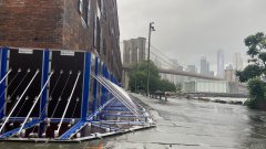 随着伊萨亚斯的到来，防洪堤保护了布鲁克林海滨历史建筑