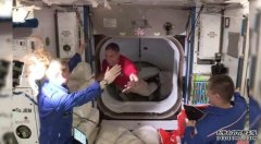 美国宇航局宇航员成为SpaceX公司历史性的“龙”任务中最新的空间站居民